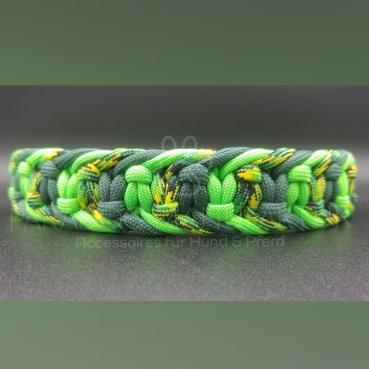 Halsumfang: 39cm  +/-1 Material: Paracord Typ 3 Breite ca.: 2,5 cm Verschluss: Metall-Klickverschluss / Schnalle Beschläge: ZDG  Farben: Dark Green / Neon Green / Gecko Accessoires: 1x Pfote / 2 Perlen silber